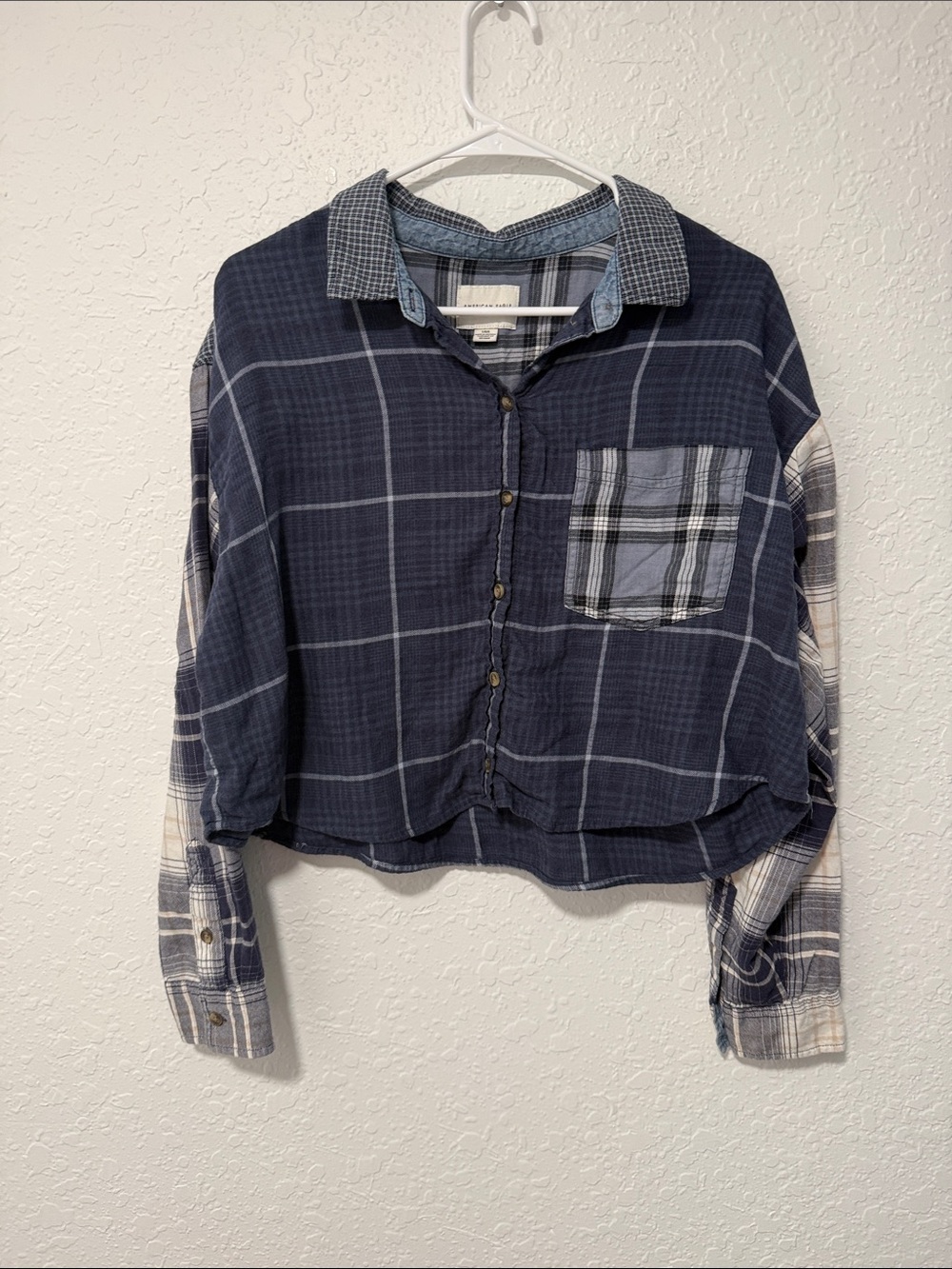 AMERICAN EAGLE Navy Blue Plaid Cropped Button Down Flannel Size Large
